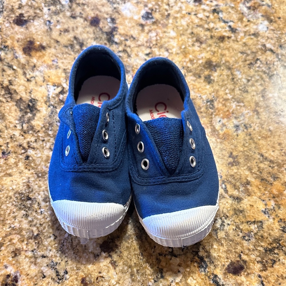 Cienta slip on shoes